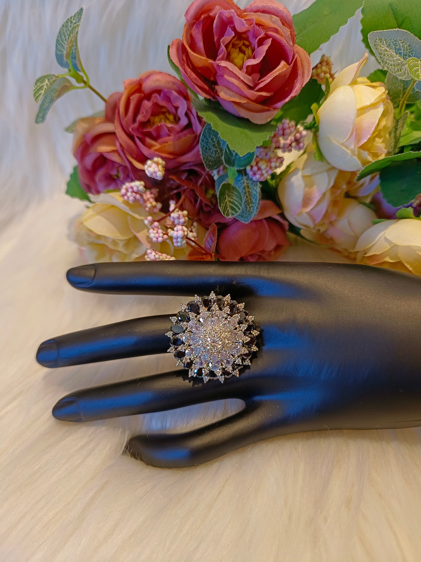 Round shaped party wear finger ring