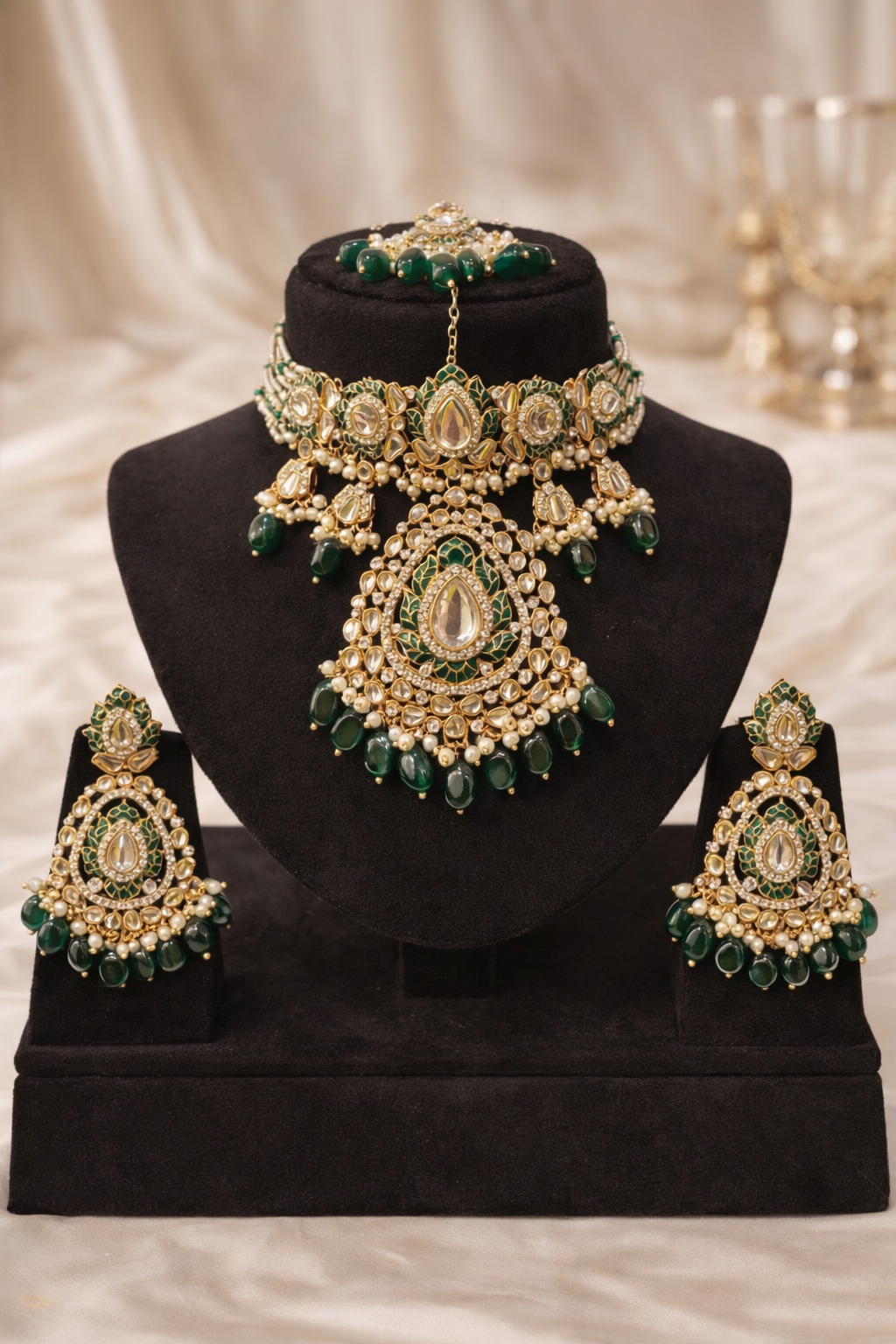 Emerald Elegance Kundan Bridal Jewelry Set with Necklace, Earrings & Maang Tikka